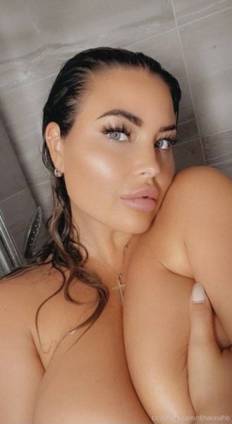 Ханна без лифчика