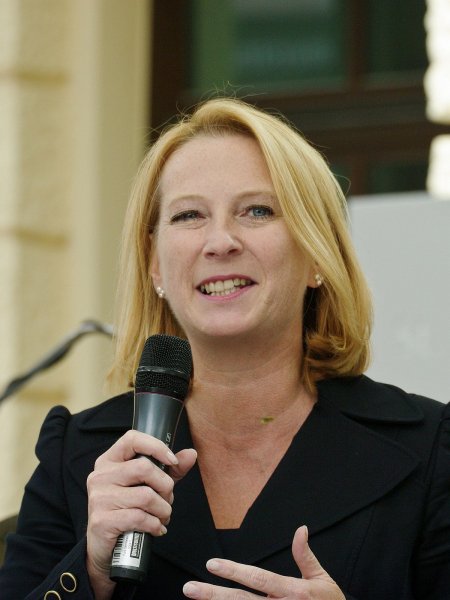 px-Doris Bures Eröffnung Bahnhof Sankt Pölten 2010