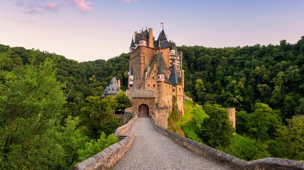 EltzCastle ROW3763961320 UHD