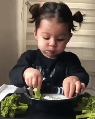 Девочка ест