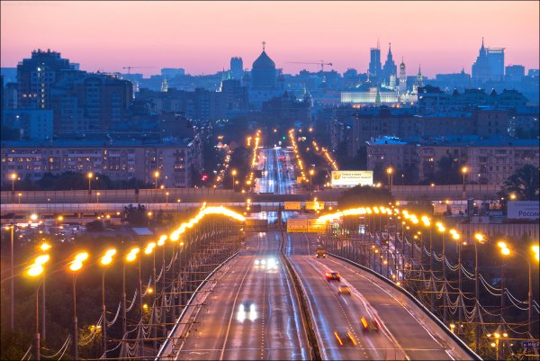 moskva-rossiya-doroga-vecher