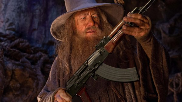 gendalf-s-avtomatom-prikolnye-oboi-1366x768