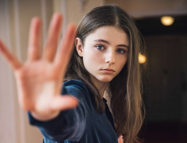 Girl-thomasin-mckenzie-actress-stop-look