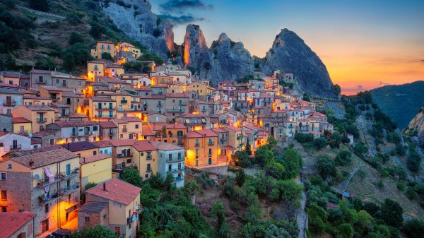 CastelmazzanoSunrise ROW4297565833 UHD