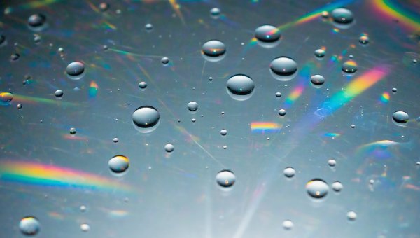 Rainbow-droplets-water-reflection-light-gray