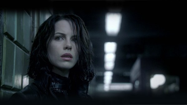 kate-beckinsale-leather-brunettes-women-underw