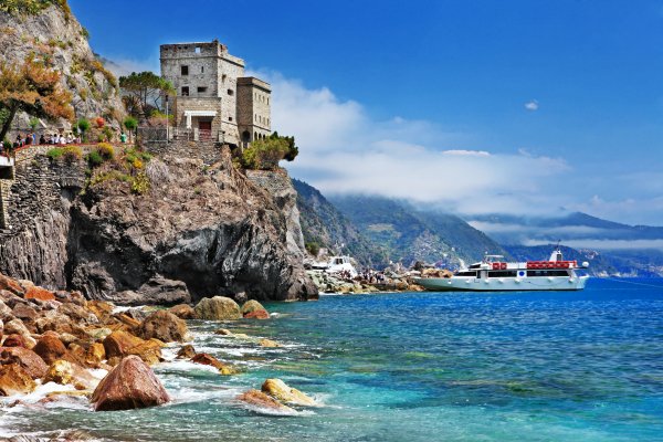 italy-liguria-monterosso-al-mare-travel-more-bereg-skaly-ita