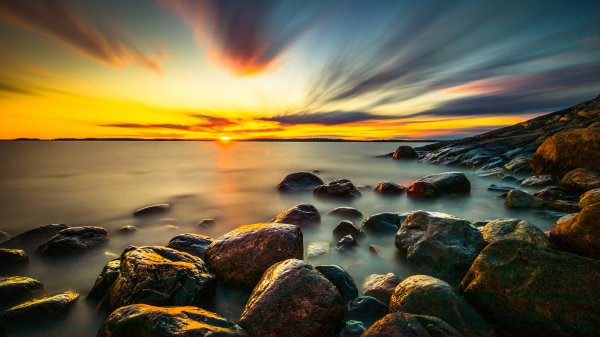 Nebo-solntse-oblaka-derevia-peizazh-zakat-kamni-kraski-ber-2