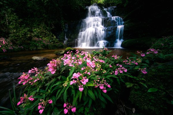 Man-daeng-waterfall-phu-hin-rong-kla-national-park-phitsanul