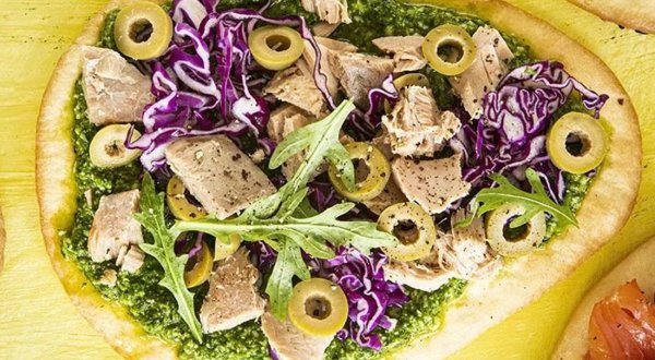 Лепёшка с консервированным тунцом и оливками
