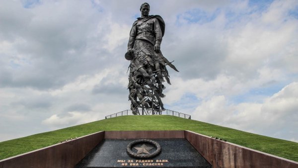 M8AAAgOhy-A-1920 (Copy)