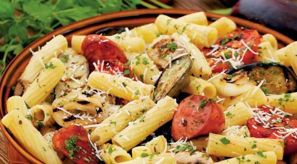 Теплый салат - с баклажанами и колбасками
