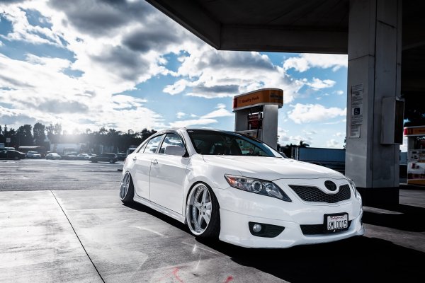 Toyota-camry-stance-white