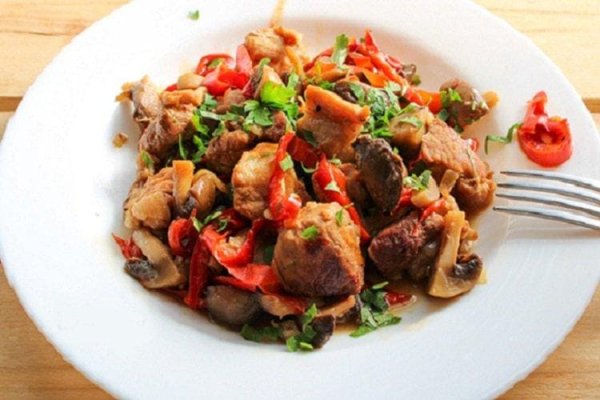 Мясо, тушеное с грибами и овощами