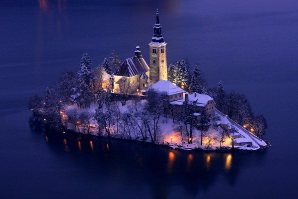 ozero-ostrov-vecher-ogni-doma