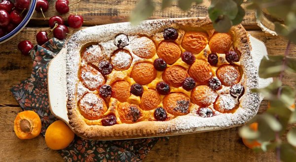 Пирог с вишней и абрикосами