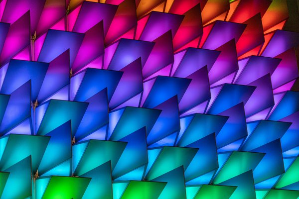 Gradient-geometry-blue-pink-pattern-light