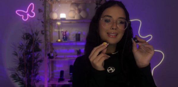 Vanessa ASMR - mouth sounds