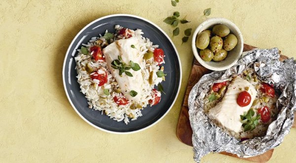 Запечённая рыба с рисом и помидорами