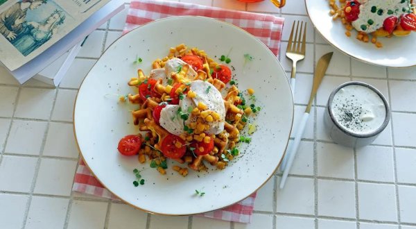 Вафли из кукурузной муки с индейкой и тёплым салатом