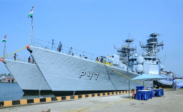 IMG viter59 INS Kora(P 61) INS Khanjar(P 47)