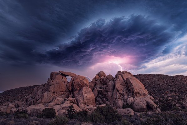 Gory-skaly-groza-nebo-tuchi