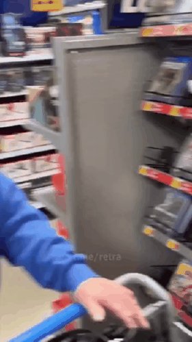 Бабуля-супермаркет-отдел-дисков-с-фильмами-и-играми-Angry