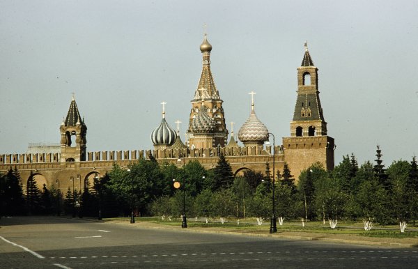 Вид изнутри стен Московского Кремля с видом на собор