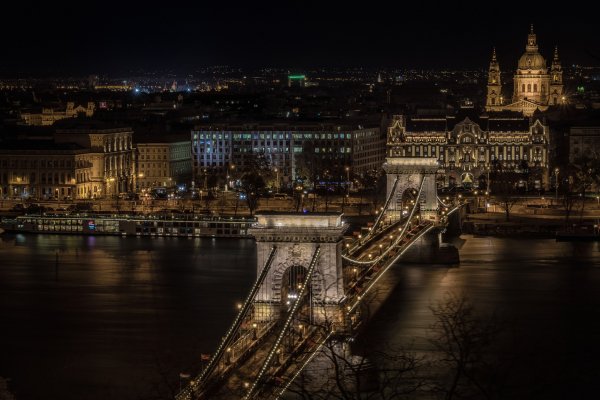 reka-dunai-budapesht-noch-vengriia-ogni-tsepnoi-most-panoram