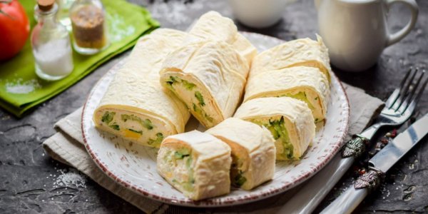 Рулет из лаваша - с творожным сыром, яйцами и огурцами