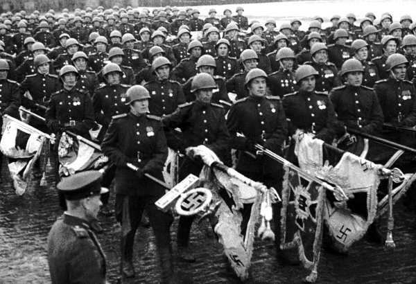 istorija-v-fotografijah-pervyj-parad-pobedy 4 1
