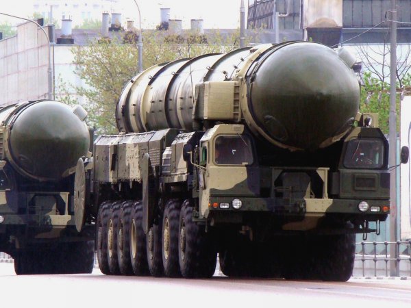 "Тополь" и ракетоносец МАЗ