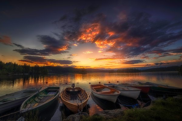 Les-reka-derevia-bereg-lodki-vecher-nebo-zakat