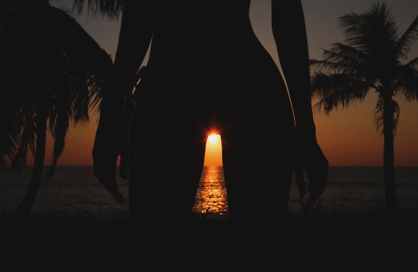 mavrin-devushka-plyazh-palmy