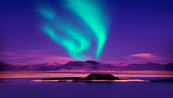 northern-lights-over-lake