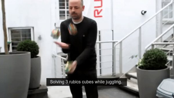Просто Чувак Собирает 3 Кубика Рубика, Жонглируя Ими