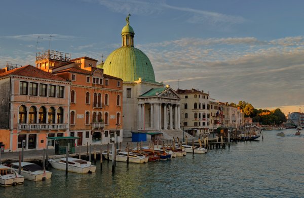 venetsiia-italiia-kanal-sobor