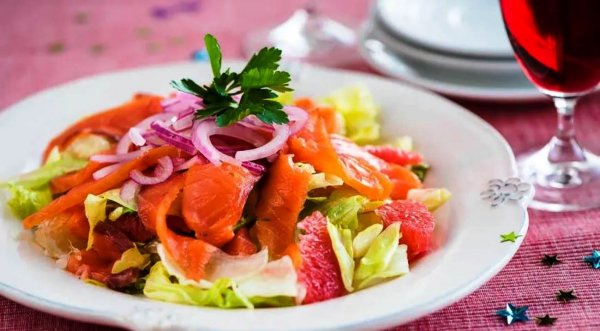 Салат с красной рыбой и цитрусовыми