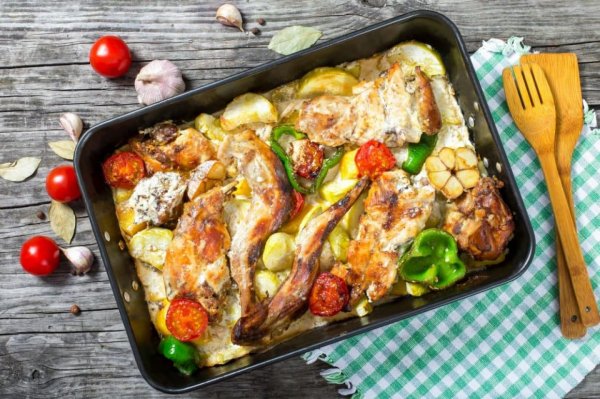 Кролик, тушеный в сметане с овощами