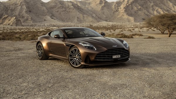 Aston martin db12 пустыня 8к