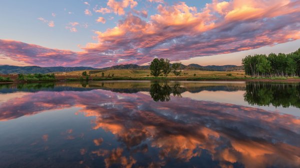 Vodoem-otrazhenie-bereg-derevia-nebo-oblaka