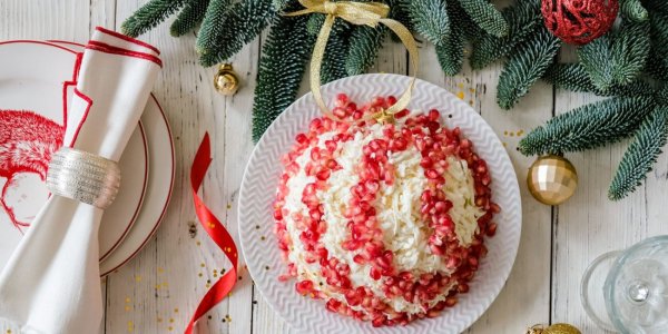 Новогодний салат с тунцом, яблоками и гранатом