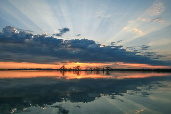 Lake-sunset-clouds-trees
