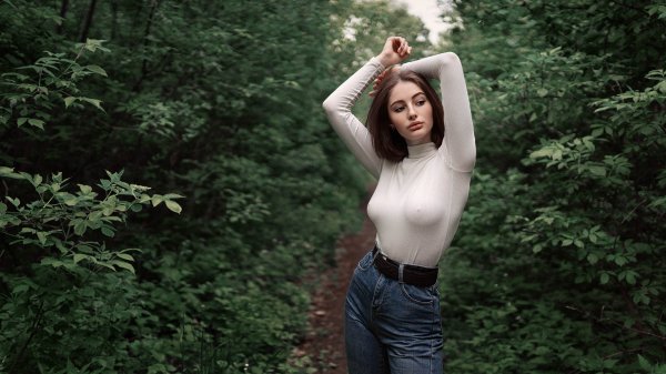 Sergei-shishlov-alina-milaia-devushka-kusty-zelen-belaia-vod