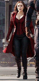 Wanda (Elizabeth Olsen)