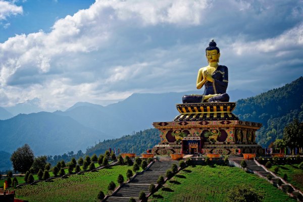 Indiia-gory-statuia-budda
