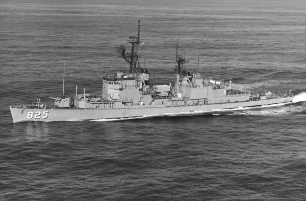 IMG viter59 USS Carpenter DD-825 1976
