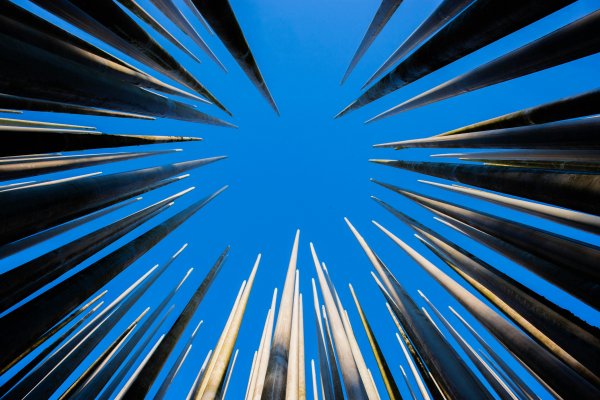 Blue-metal-sky-sculpture-perspective
