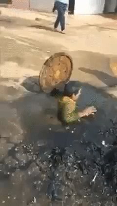 Чистит канализацию