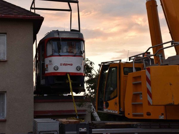 Необычная чешская архитектура. Дом с трамваем